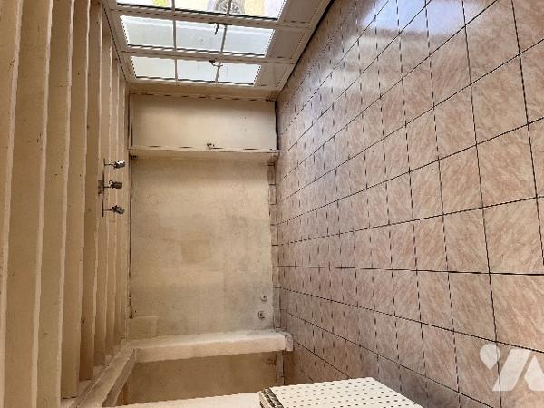 Maison sur 2 niveaux avec 4 chambres, 1 bureau, 2 salles d'eau, véranda. Dépendances. Jardin clos.