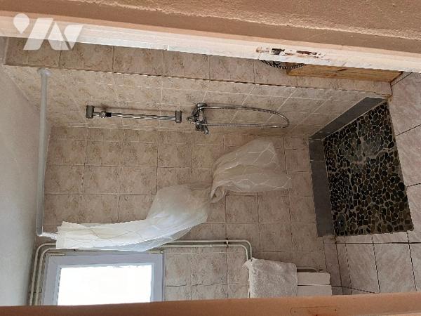 Maison sur 2 niveaux avec 4 chambres, 1 bureau, 2 salles d'eau, véranda. Dépendances. Jardin clos.