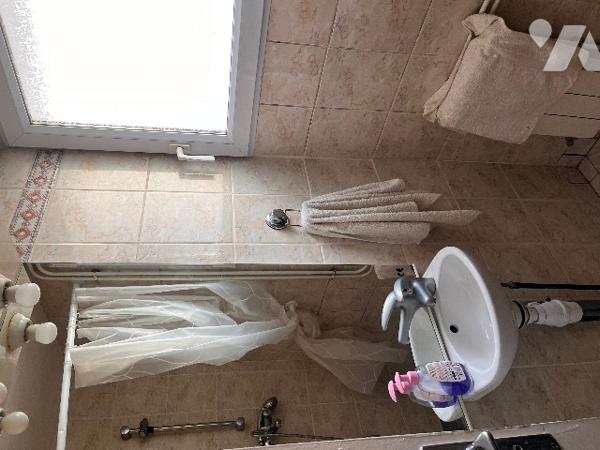 Maison sur 2 niveaux avec 4 chambres, 1 bureau, 2 salles d'eau, véranda. Dépendances. Jardin clos.