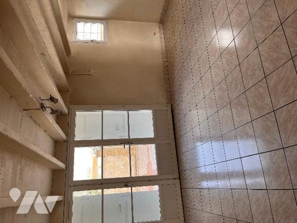 Maison sur 2 niveaux avec 4 chambres, 1 bureau, 2 salles d'eau, véranda. Dépendances. Jardin clos.