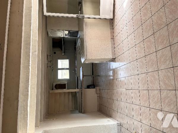 Maison sur 2 niveaux avec 4 chambres, 1 bureau, 2 salles d'eau, véranda. Dépendances. Jardin clos.