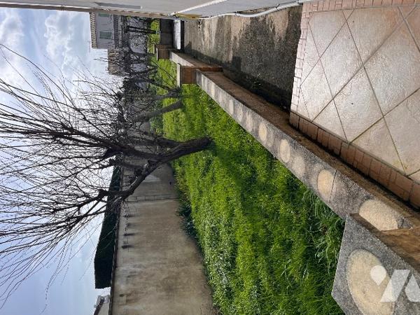 Maison sur 2 niveaux avec 4 chambres, 1 bureau, 2 salles d'eau, véranda. Dépendances. Jardin clos.