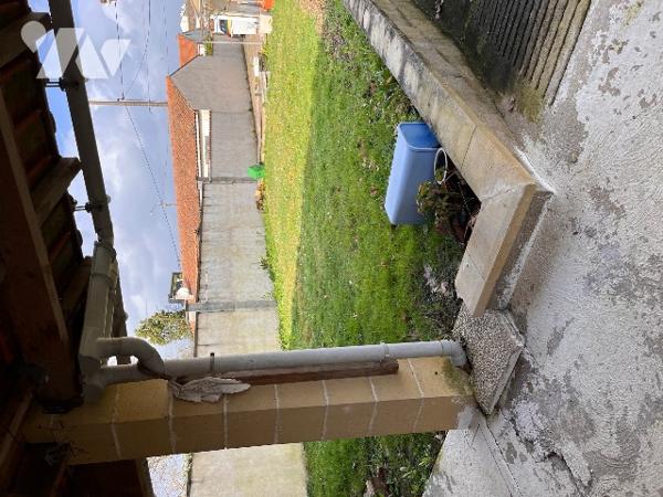 Maison sur 2 niveaux avec 4 chambres, 1 bureau, 2 salles d'eau, véranda. Dépendances. Jardin clos.