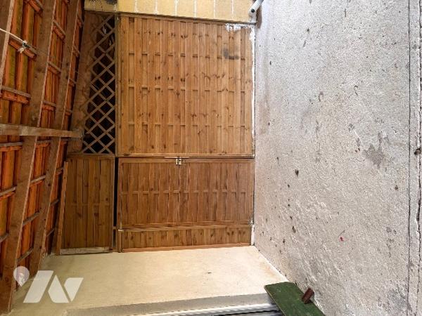 Maison sur 2 niveaux avec 4 chambres, 1 bureau, 2 salles d'eau, véranda. Dépendances. Jardin clos.