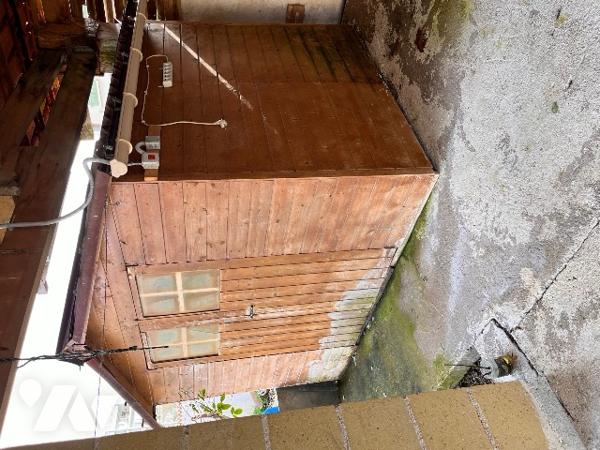 Maison sur 2 niveaux avec 4 chambres, 1 bureau, 2 salles d'eau, véranda. Dépendances. Jardin clos.