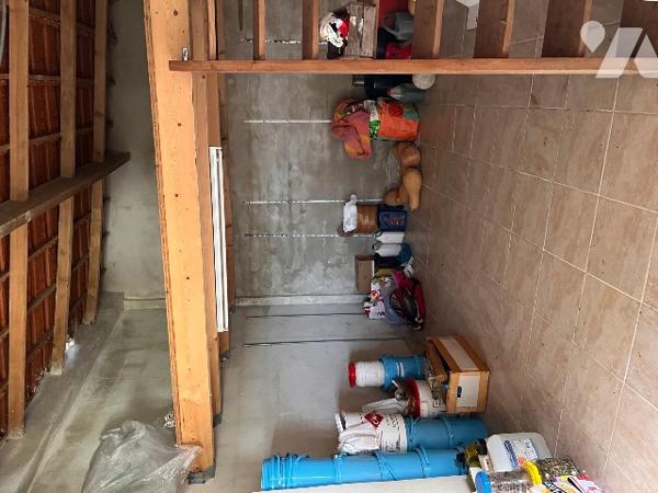 Maison sur 2 niveaux avec 4 chambres, 1 bureau, 2 salles d'eau, véranda. Dépendances. Jardin clos.