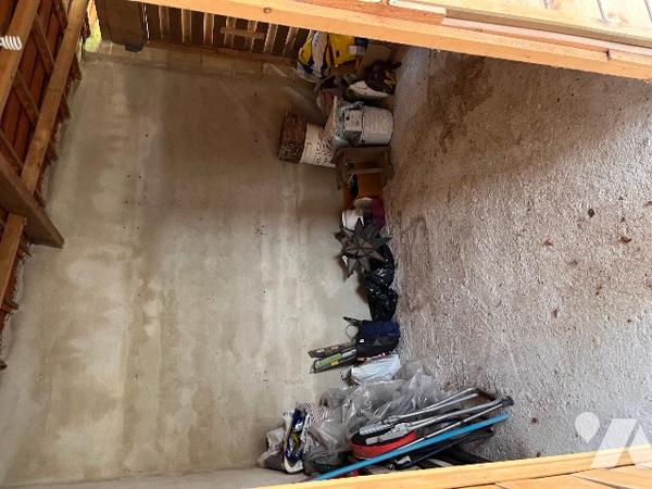 Maison sur 2 niveaux avec 4 chambres, 1 bureau, 2 salles d'eau, véranda. Dépendances. Jardin clos.