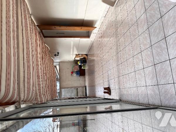 Maison sur 2 niveaux avec 4 chambres, 1 bureau, 2 salles d'eau, véranda. Dépendances. Jardin clos.