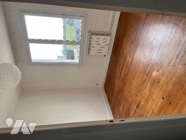 Maison sur 2 niveaux avec 4 chambres, 1 bureau, 2 salles d'eau, véranda. Dépendances. Jardin clos.