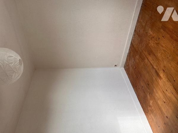 Maison sur 2 niveaux avec 4 chambres, 1 bureau, 2 salles d'eau, véranda. Dépendances. Jardin clos.