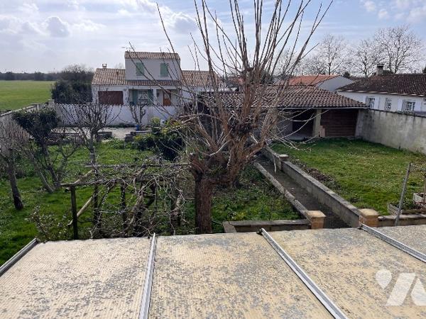 Maison sur 2 niveaux avec 4 chambres, 1 bureau, 2 salles d'eau, véranda. Dépendances. Jardin clos.