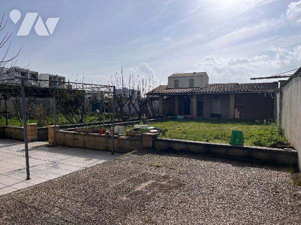 Maison sur 2 niveaux avec 4 chambres, 1 bureau, 2 salles d'eau, véranda. Dépendances. Jardin clos.