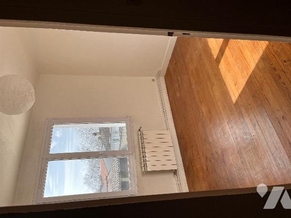 Maison sur 2 niveaux avec 4 chambres, 1 bureau, 2 salles d'eau, véranda. Dépendances. Jardin clos.