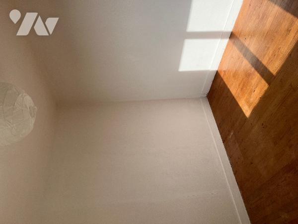 Maison sur 2 niveaux avec 4 chambres, 1 bureau, 2 salles d'eau, véranda. Dépendances. Jardin clos.