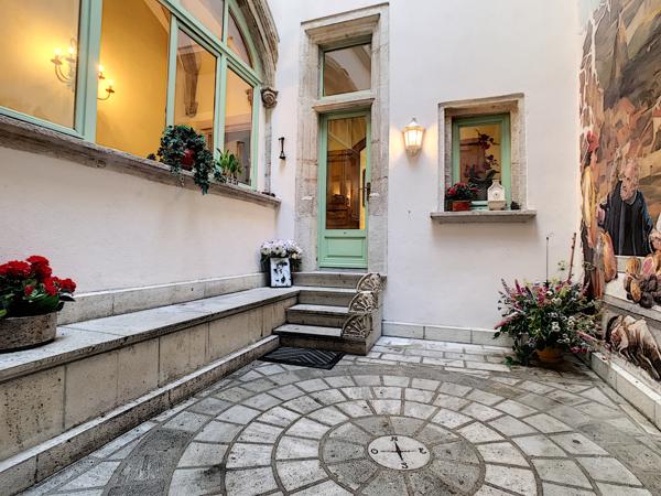 Ensemble immobilier résidentiel et commerce