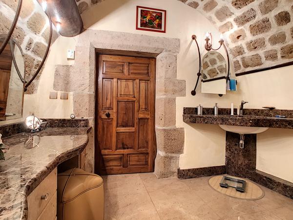 Ensemble immobilier résidentiel et commerce