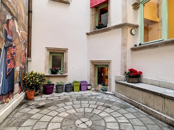 Ensemble immobilier résidentiel et commerce