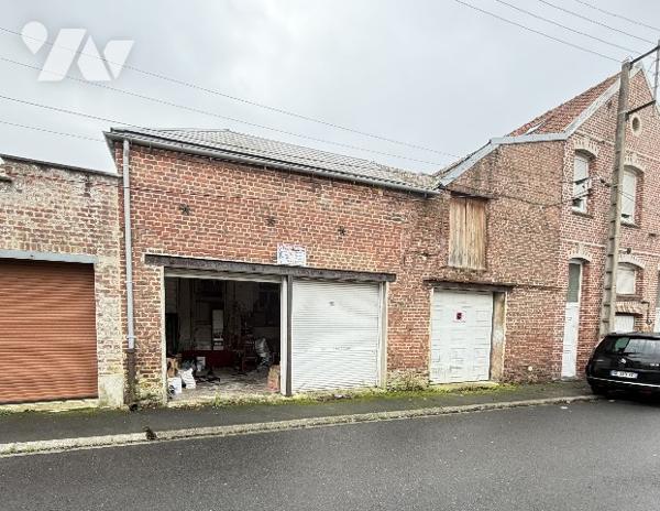 Maison mitoyenne et 2 garages