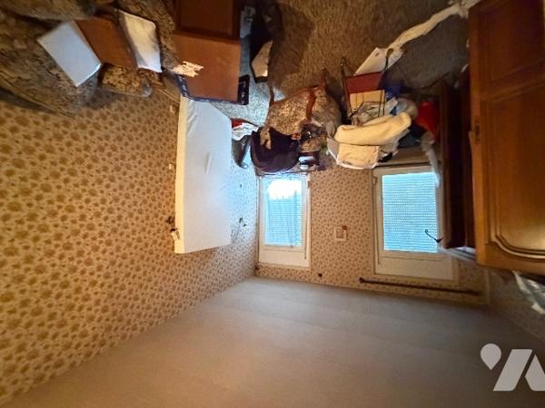 Maison mitoyenne et 2 garages