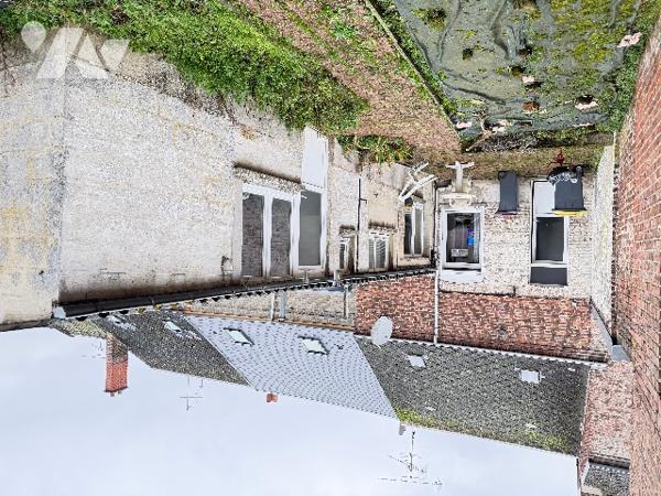 Maison mitoyenne et 2 garages