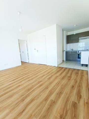 Tours Nord – Maginot

Au sein d’une résidence récente de 2015, sécurisée, parfaitement entretenue et conforme aux normes PMR, découvrez ce superbe appartement 2 pièces de 42 m², entièrement rénové avec goût, situé au 3ᵉ et dernier étage avec ascenseur.

Dès l’entrée, un placard intégré optimise les espaces de rangement. La pièce de vie, lumineuse et conviviale, dispose d’une cuisine ouverte aménagée et équipée, prolongée par une magnifique terrasse couverte de 15 m² exposée Ouest, idéale pour profiter des belles soirées en extérieur.

L’espace nuit se compose d’une chambre avec placard ainsi que d’une salle d’eau moderne avec WC.

Possibilite de compléter l’ensemble par une place de stationnement privative en sous-sol  avec supplément.

Un vrai confort au quotidien : le chauffage ainsi que l’eau chaude sont compris dans les charges de copropriété.

Un appartement clé en main, idéal pour un premier achat, un pied-à-terre ou un investissement de qualité !