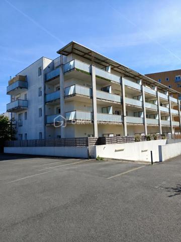 Tours Nord – Maginot

Au sein d’une résidence récente de 2015, sécurisée, parfaitement entretenue et conforme aux normes PMR, découvrez ce superbe appartement 2 pièces de 42 m², entièrement rénové avec goût, situé au 3ᵉ et dernier étage avec ascenseur.

Dès l’entrée, un placard intégré optimise les espaces de rangement. La pièce de vie, lumineuse et conviviale, dispose d’une cuisine ouverte aménagée et équipée, prolongée par une magnifique terrasse couverte de 15 m² exposée Ouest, idéale pour profiter des belles soirées en extérieur.

L’espace nuit se compose d’une chambre avec placard ainsi que d’une salle d’eau moderne avec WC.

Possibilite de compléter l’ensemble par une place de stationnement privative en sous-sol  avec supplément.

Un vrai confort au quotidien : le chauffage ainsi que l’eau chaude sont compris dans les charges de copropriété.

Un appartement clé en main, idéal pour un premier achat, un pied-à-terre ou un investissement de qualité !