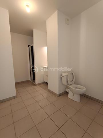 Tours Nord – Maginot

Au sein d’une résidence récente de 2015, sécurisée, parfaitement entretenue et conforme aux normes PMR, découvrez ce superbe appartement 2 pièces de 42 m², entièrement rénové avec goût, situé au 3ᵉ et dernier étage avec ascenseur.

Dès l’entrée, un placard intégré optimise les espaces de rangement. La pièce de vie, lumineuse et conviviale, dispose d’une cuisine ouverte aménagée et équipée, prolongée par une magnifique terrasse couverte de 15 m² exposée Ouest, idéale pour profiter des belles soirées en extérieur.

L’espace nuit se compose d’une chambre avec placard ainsi que d’une salle d’eau moderne avec WC.

Possibilite de compléter l’ensemble par une place de stationnement privative en sous-sol  avec supplément.

Un vrai confort au quotidien : le chauffage ainsi que l’eau chaude sont compris dans les charges de copropriété.

Un appartement clé en main, idéal pour un premier achat, un pied-à-terre ou un investissement de qualité !