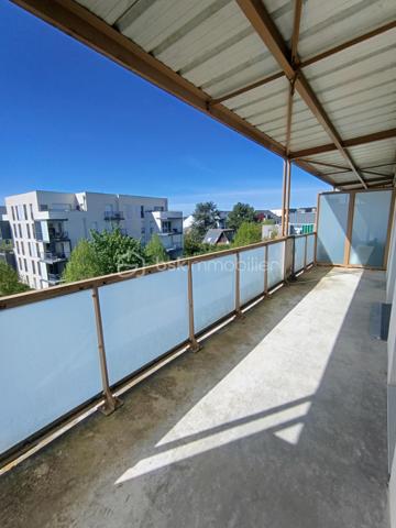 Tours Nord – Maginot

Au sein d’une résidence récente de 2015, sécurisée, parfaitement entretenue et conforme aux normes PMR, découvrez ce superbe appartement 2 pièces de 42 m², entièrement rénové avec goût, situé au 3ᵉ et dernier étage avec ascenseur.

Dès l’entrée, un placard intégré optimise les espaces de rangement. La pièce de vie, lumineuse et conviviale, dispose d’une cuisine ouverte aménagée et équipée, prolongée par une magnifique terrasse couverte de 15 m² exposée Ouest, idéale pour profiter des belles soirées en extérieur.

L’espace nuit se compose d’une chambre avec placard ainsi que d’une salle d’eau moderne avec WC.

Possibilite de compléter l’ensemble par une place de stationnement privative en sous-sol  avec supplément.

Un vrai confort au quotidien : le chauffage ainsi que l’eau chaude sont compris dans les charges de copropriété.

Un appartement clé en main, idéal pour un premier achat, un pied-à-terre ou un investissement de qualité !