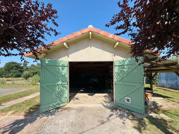 MAISON PLAIN PIED AVEC GRAND GARAGE  ET TERRAIN CLOS
