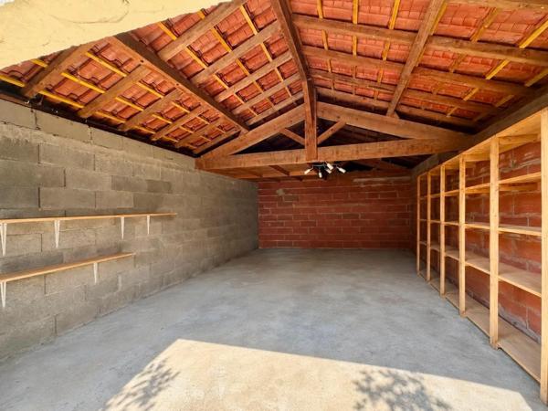MAISON PLAIN PIED AVEC GRAND GARAGE  ET TERRAIN CLOS