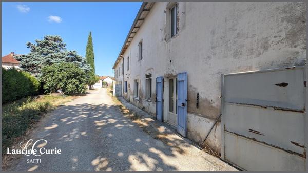 Maison d'environ 160m² à rénover avec deux garages