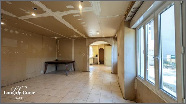 Maison d'environ 160m² à rénover avec deux garages