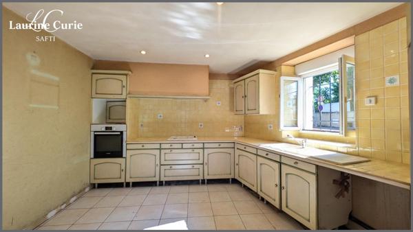 Maison d'environ 160m² à rénover avec deux garages