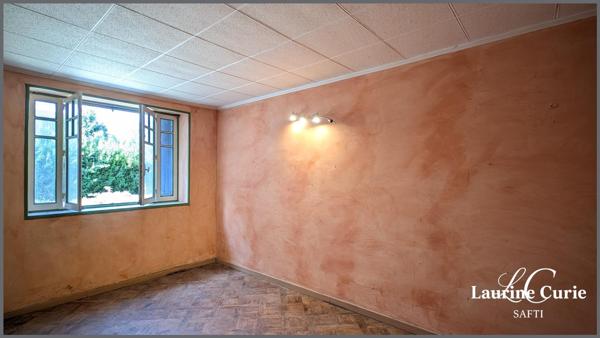 Maison d'environ 160m² à rénover avec deux garages