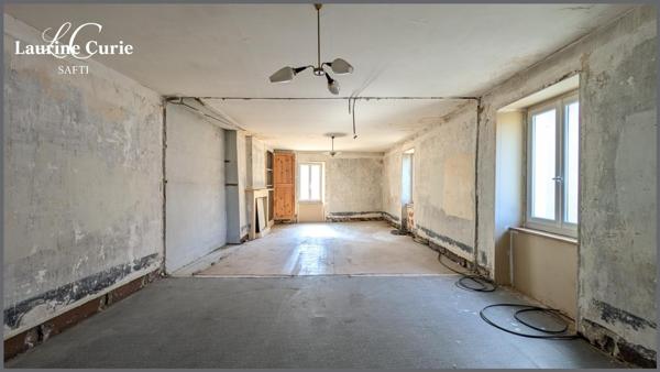 Maison d'environ 160m² à rénover avec deux garages