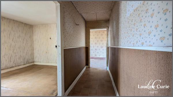 Maison d'environ 160m² à rénover avec deux garages