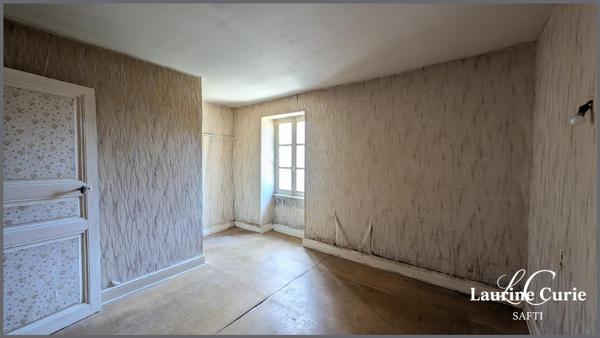 Maison d'environ 160m² à rénover avec deux garages
