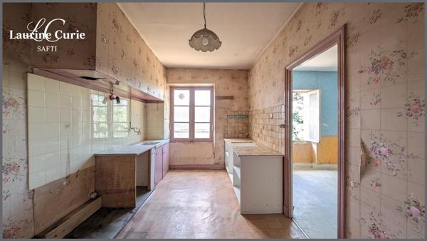 Maison d'environ 160m² à rénover avec deux garages