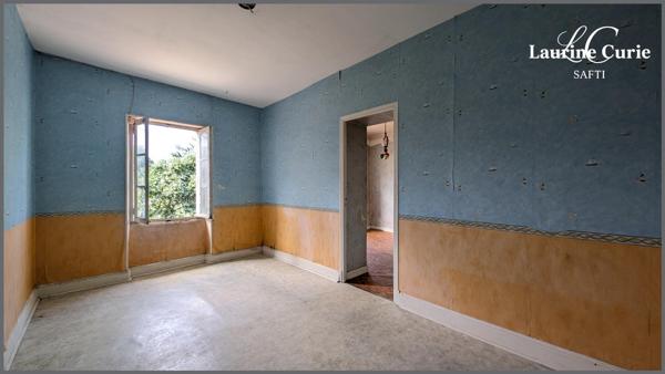 Maison d'environ 160m² à rénover avec deux garages
