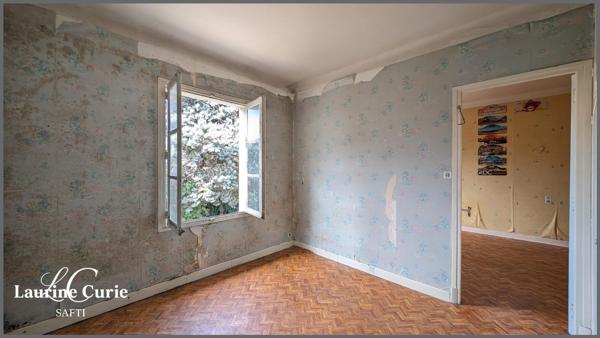 Maison d'environ 160m² à rénover avec deux garages