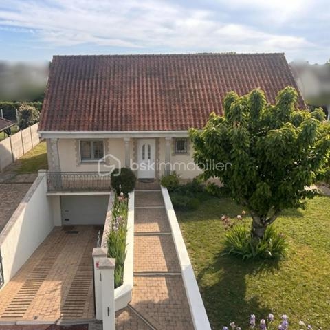 Idéalement située dans une rue calme et recherchée, à proximité immédiate des commodités, cette belle maison de plain-pied saura vous séduire par ses volumes généreux et son environnement privilégié. Écoles, commerces de proximité, transports en commun et accès rapide au centre commercial Saran Nord : tout est accessible à pied pour un quotidien facilité.

Implantée sur un terrain de 800 m² entièrement clos et arboré, cette propriété offre un cadre de vie agréable et intimiste.

Dès l’entrée, vous découvrirez une spacieuse pièce de vie de plus de 50 m², baignée de lumière naturelle, idéale pour recevoir. La maison dispose également d’une cuisine indépendante aménagée et équipée de 16 m², fonctionnelle et conviviale.

L’espace nuit se compose de trois belles chambres (13, 13 et 15 m²), d’une salle de bain avec WC, d’une salle d’eau, d’un WC indépendant ainsi que de nombreux rangements intégrés.

Le sous-sol total constitue un véritable atout avec :

une buanderie
un bureau
un WC indépendant
une grande salle d’environ 35 m² (idéal salle de jeux, sport ou cinéma)
une cave
un garage avec porte sectionnelle motorisée et espace atelier

Côté confort, la maison est équipée d’un chauffage au gaz de ville, d’une cheminée avec insert et de volets roulants électriques sur l’ensemble des ouvertures, offrant un confort au quotidien et une sécurité renforcée.

À l’extérieur, vous profiterez d’un véritable espace de vie supplémentaire avec une cuisine d’été et salle à manger, équipée en électricité, ainsi que d’un four à pain et four à pizza — parfait pour partager des moments en famille ou entre amis.

Visite virtuelle disponible pour découvrir ce bien dès maintenant.

DPE en cours.