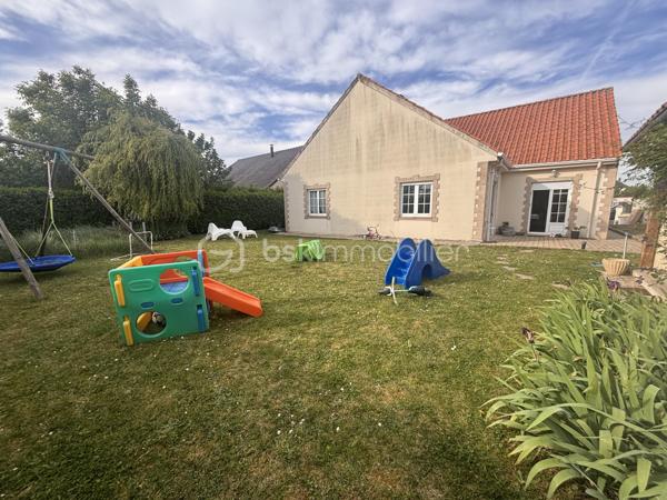 Idéalement située dans une rue calme et recherchée, à proximité immédiate des commodités, cette belle maison de plain-pied saura vous séduire par ses volumes généreux et son environnement privilégié. Écoles, commerces de proximité, transports en commun et accès rapide au centre commercial Saran Nord : tout est accessible à pied pour un quotidien facilité.

Implantée sur un terrain de 800 m² entièrement clos et arboré, cette propriété offre un cadre de vie agréable et intimiste.

Dès l’entrée, vous découvrirez une spacieuse pièce de vie de plus de 50 m², baignée de lumière naturelle, idéale pour recevoir. La maison dispose également d’une cuisine indépendante aménagée et équipée de 16 m², fonctionnelle et conviviale.

L’espace nuit se compose de trois belles chambres (13, 13 et 15 m²), d’une salle de bain avec WC, d’une salle d’eau, d’un WC indépendant ainsi que de nombreux rangements intégrés.

Le sous-sol total constitue un véritable atout avec :

une buanderie
un bureau
un WC indépendant
une grande salle d’environ 35 m² (idéal salle de jeux, sport ou cinéma)
une cave
un garage avec porte sectionnelle motorisée et espace atelier

Côté confort, la maison est équipée d’un chauffage au gaz de ville, d’une cheminée avec insert et de volets roulants électriques sur l’ensemble des ouvertures, offrant un confort au quotidien et une sécurité renforcée.

À l’extérieur, vous profiterez d’un véritable espace de vie supplémentaire avec une cuisine d’été et salle à manger, équipée en électricité, ainsi que d’un four à pain et four à pizza — parfait pour partager des moments en famille ou entre amis.

Visite virtuelle disponible pour découvrir ce bien dès maintenant.

DPE en cours.
