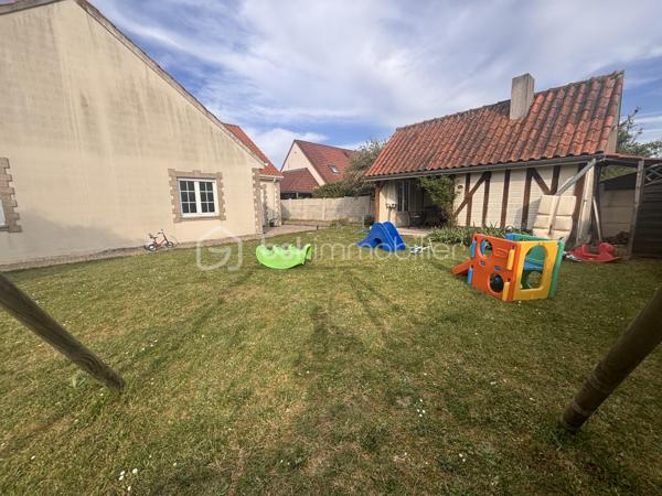 Idéalement située dans une rue calme et recherchée, à proximité immédiate des commodités, cette belle maison de plain-pied saura vous séduire par ses volumes généreux et son environnement privilégié. Écoles, commerces de proximité, transports en commun et accès rapide au centre commercial Saran Nord : tout est accessible à pied pour un quotidien facilité.

Implantée sur un terrain de 800 m² entièrement clos et arboré, cette propriété offre un cadre de vie agréable et intimiste.

Dès l’entrée, vous découvrirez une spacieuse pièce de vie de plus de 50 m², baignée de lumière naturelle, idéale pour recevoir. La maison dispose également d’une cuisine indépendante aménagée et équipée de 16 m², fonctionnelle et conviviale.

L’espace nuit se compose de trois belles chambres (13, 13 et 15 m²), d’une salle de bain avec WC, d’une salle d’eau, d’un WC indépendant ainsi que de nombreux rangements intégrés.

Le sous-sol total constitue un véritable atout avec :

une buanderie
un bureau
un WC indépendant
une grande salle d’environ 35 m² (idéal salle de jeux, sport ou cinéma)
une cave
un garage avec porte sectionnelle motorisée et espace atelier

Côté confort, la maison est équipée d’un chauffage au gaz de ville, d’une cheminée avec insert et de volets roulants électriques sur l’ensemble des ouvertures, offrant un confort au quotidien et une sécurité renforcée.

À l’extérieur, vous profiterez d’un véritable espace de vie supplémentaire avec une cuisine d’été et salle à manger, équipée en électricité, ainsi que d’un four à pain et four à pizza — parfait pour partager des moments en famille ou entre amis.

Visite virtuelle disponible pour découvrir ce bien dès maintenant.

DPE en cours.