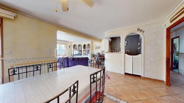 Idéalement située dans une rue calme et recherchée, à proximité immédiate des commodités, cette belle maison de plain-pied saura vous séduire par ses volumes généreux et son environnement privilégié. Écoles, commerces de proximité, transports en commun et accès rapide au centre commercial Saran Nord : tout est accessible à pied pour un quotidien facilité.

Implantée sur un terrain de 800 m² entièrement clos et arboré, cette propriété offre un cadre de vie agréable et intimiste.

Dès l’entrée, vous découvrirez une spacieuse pièce de vie de plus de 50 m², baignée de lumière naturelle, idéale pour recevoir. La maison dispose également d’une cuisine indépendante aménagée et équipée de 16 m², fonctionnelle et conviviale.

L’espace nuit se compose de trois belles chambres (13, 13 et 15 m²), d’une salle de bain avec WC, d’une salle d’eau, d’un WC indépendant ainsi que de nombreux rangements intégrés.

Le sous-sol total constitue un véritable atout avec :

une buanderie
un bureau
un WC indépendant
une grande salle d’environ 35 m² (idéal salle de jeux, sport ou cinéma)
une cave
un garage avec porte sectionnelle motorisée et espace atelier

Côté confort, la maison est équipée d’un chauffage au gaz de ville, d’une cheminée avec insert et de volets roulants électriques sur l’ensemble des ouvertures, offrant un confort au quotidien et une sécurité renforcée.

À l’extérieur, vous profiterez d’un véritable espace de vie supplémentaire avec une cuisine d’été et salle à manger, équipée en électricité, ainsi que d’un four à pain et four à pizza — parfait pour partager des moments en famille ou entre amis.

Visite virtuelle disponible pour découvrir ce bien dès maintenant.

DPE en cours.