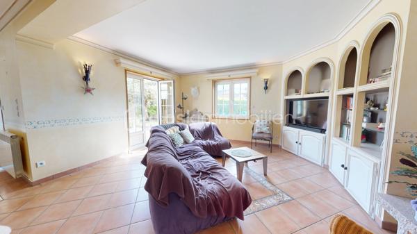 Idéalement située dans une rue calme et recherchée, à proximité immédiate des commodités, cette belle maison de plain-pied saura vous séduire par ses volumes généreux et son environnement privilégié. Écoles, commerces de proximité, transports en commun et accès rapide au centre commercial Saran Nord : tout est accessible à pied pour un quotidien facilité.

Implantée sur un terrain de 800 m² entièrement clos et arboré, cette propriété offre un cadre de vie agréable et intimiste.

Dès l’entrée, vous découvrirez une spacieuse pièce de vie de plus de 50 m², baignée de lumière naturelle, idéale pour recevoir. La maison dispose également d’une cuisine indépendante aménagée et équipée de 16 m², fonctionnelle et conviviale.

L’espace nuit se compose de trois belles chambres (13, 13 et 15 m²), d’une salle de bain avec WC, d’une salle d’eau, d’un WC indépendant ainsi que de nombreux rangements intégrés.

Le sous-sol total constitue un véritable atout avec :

une buanderie
un bureau
un WC indépendant
une grande salle d’environ 35 m² (idéal salle de jeux, sport ou cinéma)
une cave
un garage avec porte sectionnelle motorisée et espace atelier

Côté confort, la maison est équipée d’un chauffage au gaz de ville, d’une cheminée avec insert et de volets roulants électriques sur l’ensemble des ouvertures, offrant un confort au quotidien et une sécurité renforcée.

À l’extérieur, vous profiterez d’un véritable espace de vie supplémentaire avec une cuisine d’été et salle à manger, équipée en électricité, ainsi que d’un four à pain et four à pizza — parfait pour partager des moments en famille ou entre amis.

Visite virtuelle disponible pour découvrir ce bien dès maintenant.

DPE en cours.