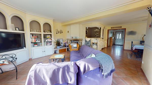 Idéalement située dans une rue calme et recherchée, à proximité immédiate des commodités, cette belle maison de plain-pied saura vous séduire par ses volumes généreux et son environnement privilégié. Écoles, commerces de proximité, transports en commun et accès rapide au centre commercial Saran Nord : tout est accessible à pied pour un quotidien facilité.

Implantée sur un terrain de 800 m² entièrement clos et arboré, cette propriété offre un cadre de vie agréable et intimiste.

Dès l’entrée, vous découvrirez une spacieuse pièce de vie de plus de 50 m², baignée de lumière naturelle, idéale pour recevoir. La maison dispose également d’une cuisine indépendante aménagée et équipée de 16 m², fonctionnelle et conviviale.

L’espace nuit se compose de trois belles chambres (13, 13 et 15 m²), d’une salle de bain avec WC, d’une salle d’eau, d’un WC indépendant ainsi que de nombreux rangements intégrés.

Le sous-sol total constitue un véritable atout avec :

une buanderie
un bureau
un WC indépendant
une grande salle d’environ 35 m² (idéal salle de jeux, sport ou cinéma)
une cave
un garage avec porte sectionnelle motorisée et espace atelier

Côté confort, la maison est équipée d’un chauffage au gaz de ville, d’une cheminée avec insert et de volets roulants électriques sur l’ensemble des ouvertures, offrant un confort au quotidien et une sécurité renforcée.

À l’extérieur, vous profiterez d’un véritable espace de vie supplémentaire avec une cuisine d’été et salle à manger, équipée en électricité, ainsi que d’un four à pain et four à pizza — parfait pour partager des moments en famille ou entre amis.

Visite virtuelle disponible pour découvrir ce bien dès maintenant.

DPE en cours.