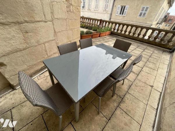 DOLE (39) centre-ville, un appartement meublé au 1er étage avec terrasse de 26 m²