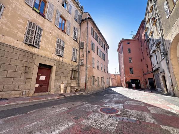 Grasse vieille Ville : 2 pièces à rénover dernier étage.