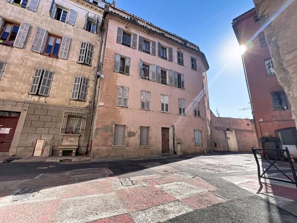 Grasse vieille Ville : 2 pièces à rénover dernier étage.