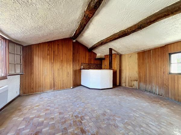 Grasse vieille Ville : 2 pièces à rénover dernier étage.